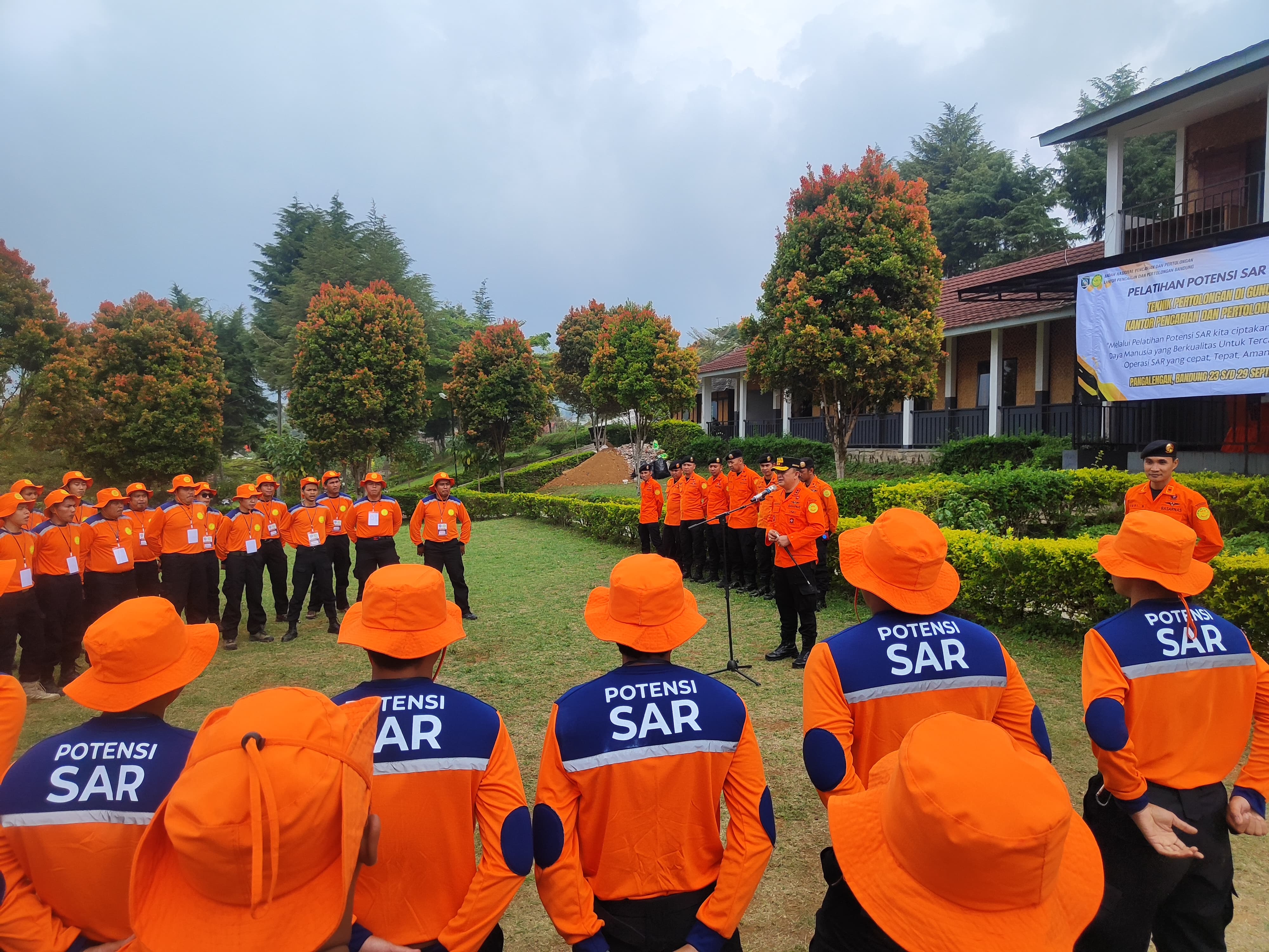 Kantor SAR Bandung Latih 50 Potensi SAR Jawa Barat Teknik Pertolongan Gunung Hutan